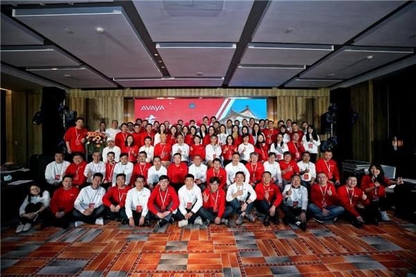 Group photo of Avaya staff at Partner Summit.