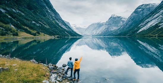 Vista de la cordillera con un caminante pequeño en primer plano