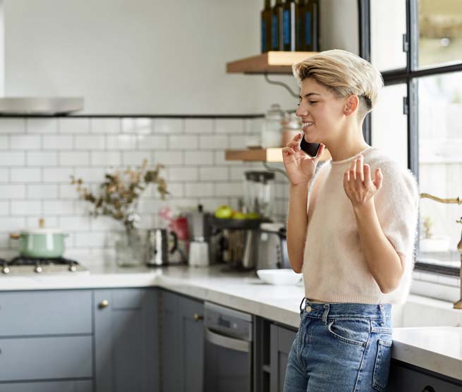 スマートフォンで話している笑顔の女性。