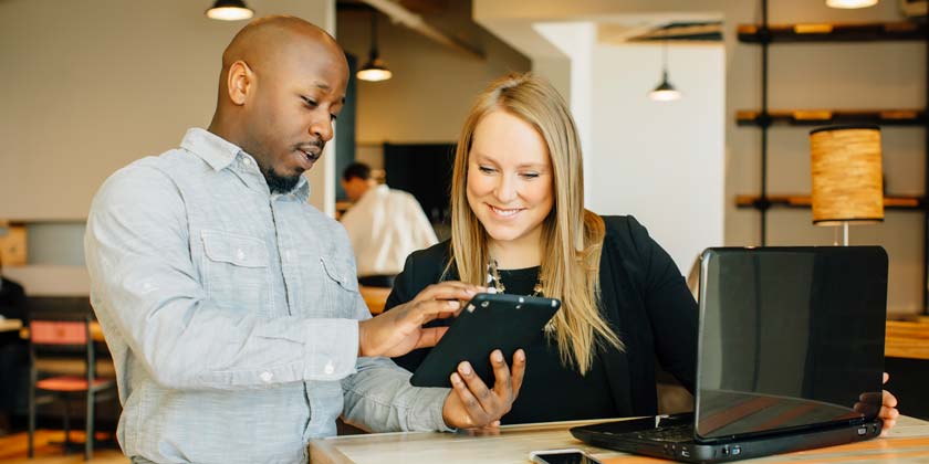 Barista e empresária usando a tecnologia em café