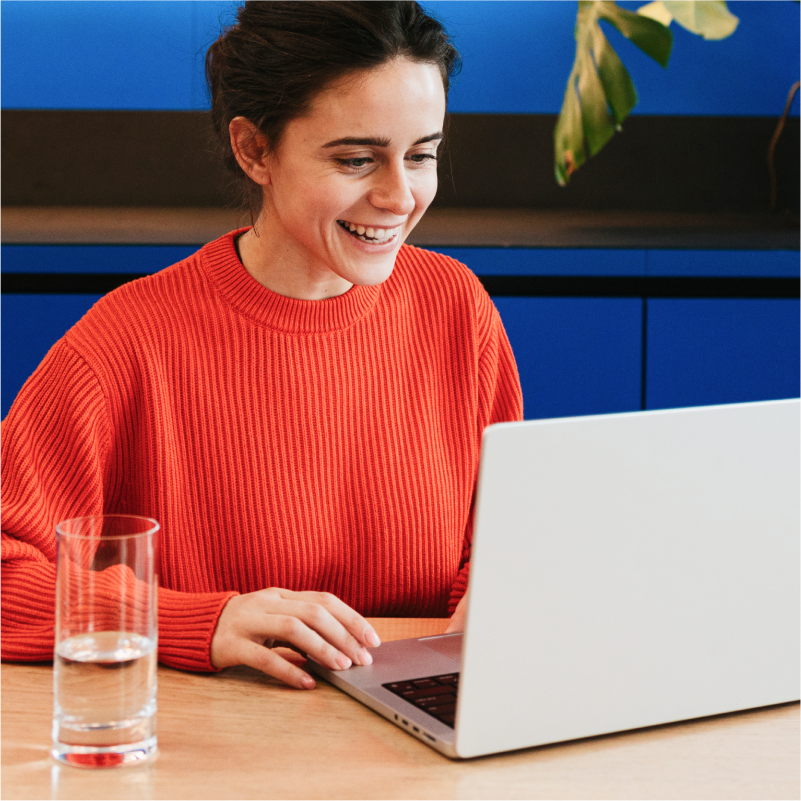 Retrato de una mujer mirando una computadora portátil