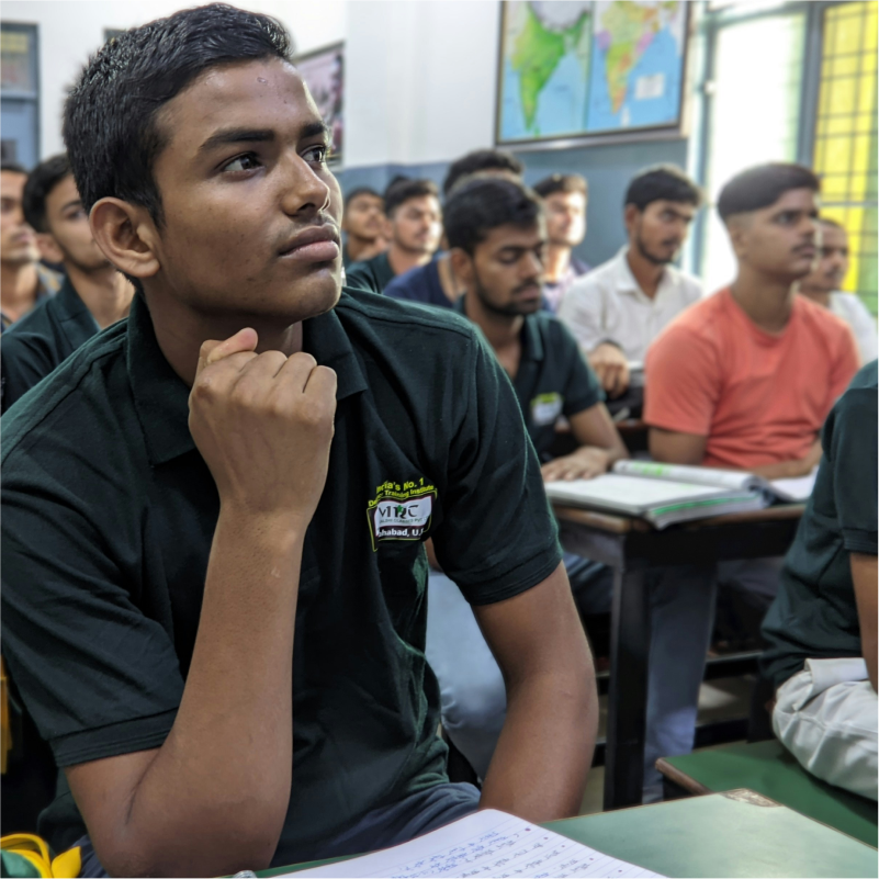 Foto de hombres jóvenes sentados en un aula