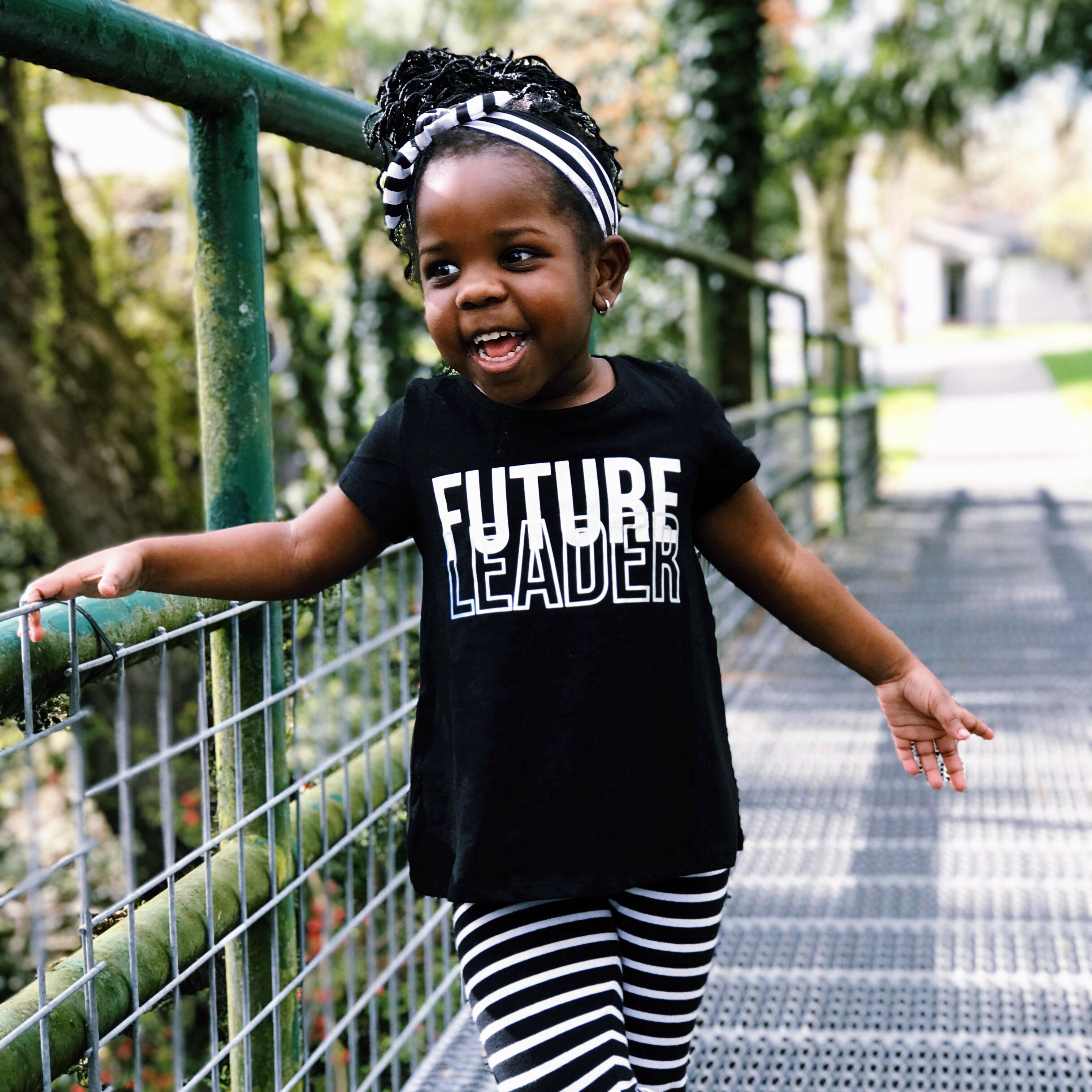 Retrato de un niño afrodescendiente en un puente