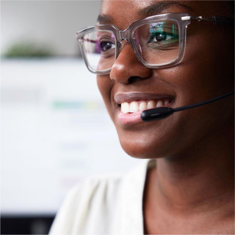 Portrait d’une femme dans un bureau portant un casque