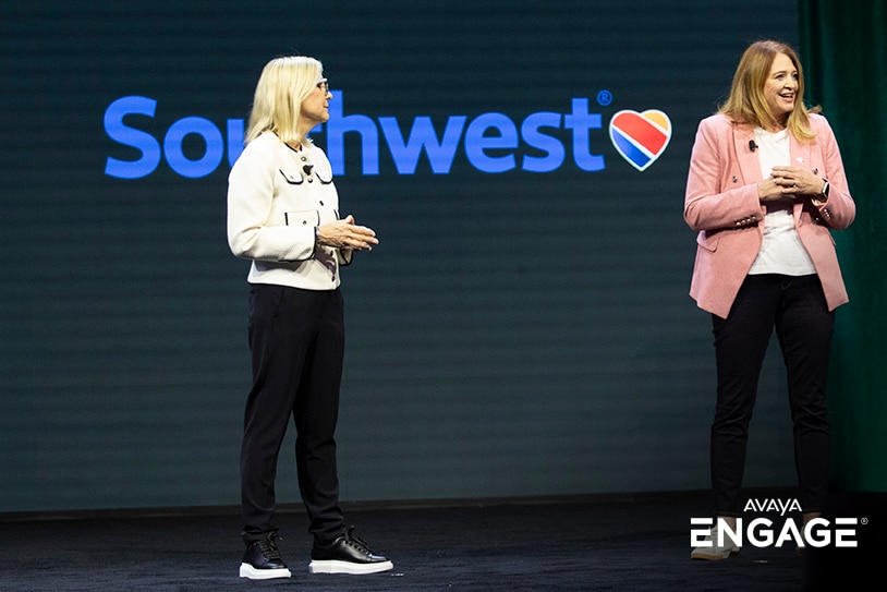 Portrait de deux femmes faisant une présentation lors d’un événement devant le logo de Southwest